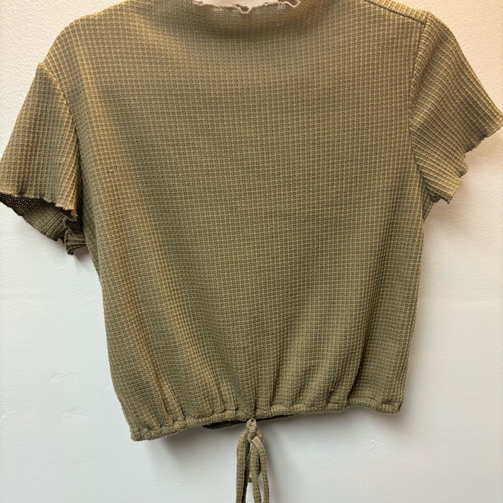 Crop style shirt